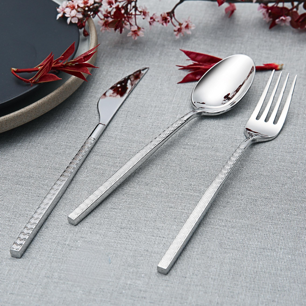Eden stainless steel table knife, fork, spoon, and tea spoon set

Minimalist flatware set – Eden pattern in polished finish

Close-up of Eden cutlery on neutral background

Tea spoon and table spoon from Eden collection

Everyday dining flatware – Eden knife and fork

4-piece Eden stainless cutlery set in modern setting